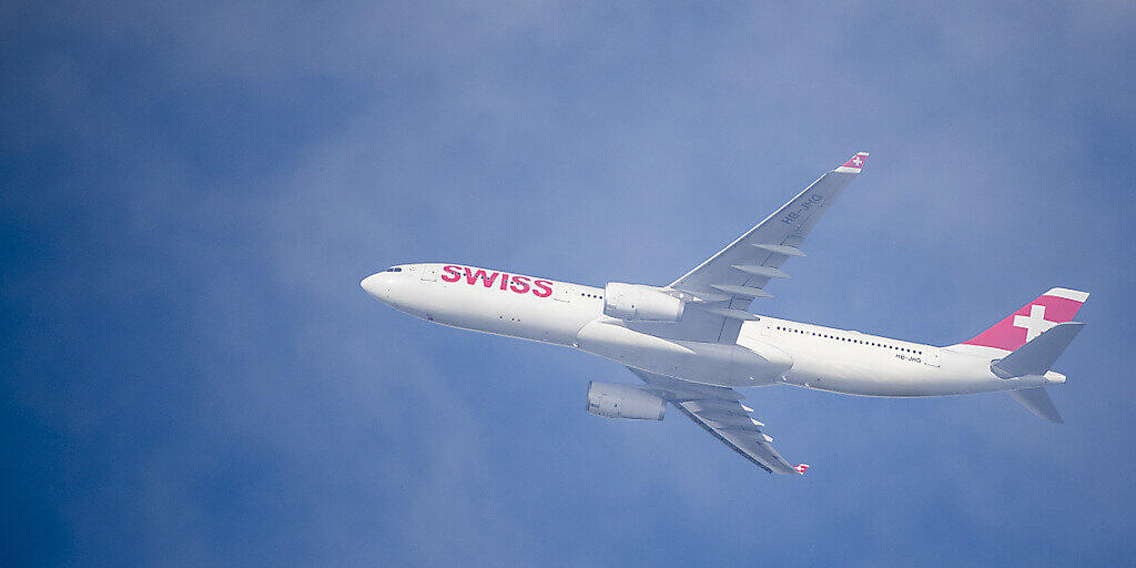 Bei der Swiss nehmen die Rückerstattungen für stornierte Tickets Fahrt auf: Ab Montag wird nun die automatisierte Rückerstattung für Reisebüors wieder aktiviert. (Archiv)