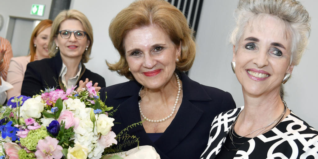 Die neue Präsidentin der FDP Frauen, die Zürcher Nationalrätin Doris Fiala (links, mit Blumen) und ihre Vorgängerin, die Zürcher Regierungsrätin Carmen Walker Späh (rechts).
