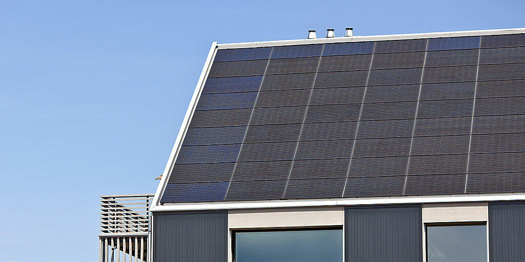 Solarzellen auf Schweizer Hausdächern: Hier steckt laut einer neuen Studie des Bundes noch viel Potenzial. Wird es genutzt, könnten die Kosten für Photovoltaik bis 2050 um die Hälfte sinken. (Themenbild)