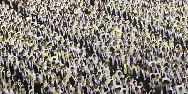 Paare aus aller Welt feiern Massenhochzeit in Südkorea