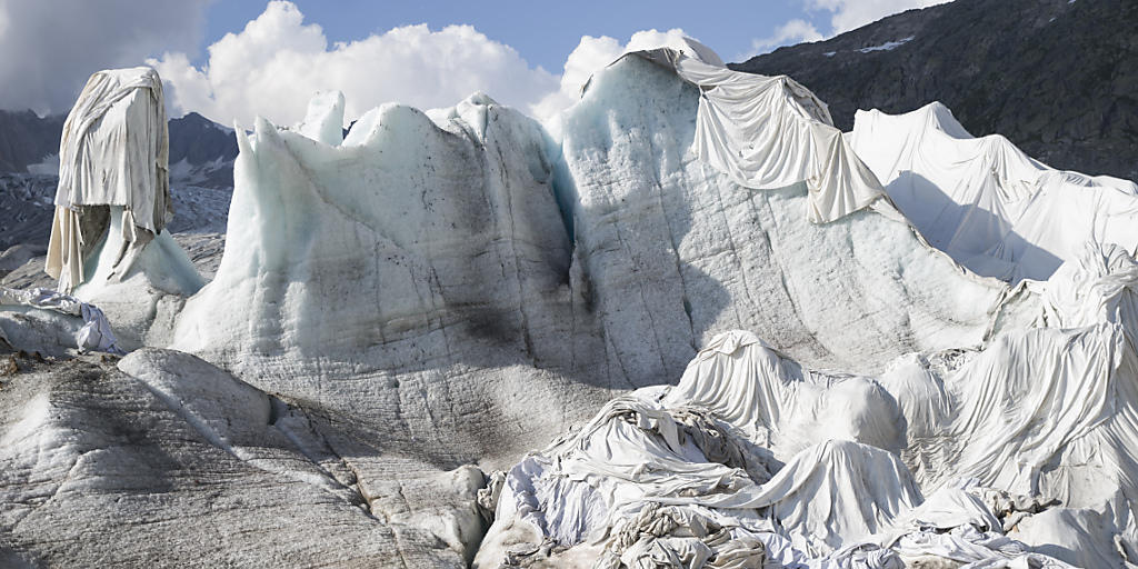 Der Klimawandel bringt die Gletscher zum Schmelzen. Im Bild der Rhonegletscher, der mit Planen geschützt wird. (Archiv.)