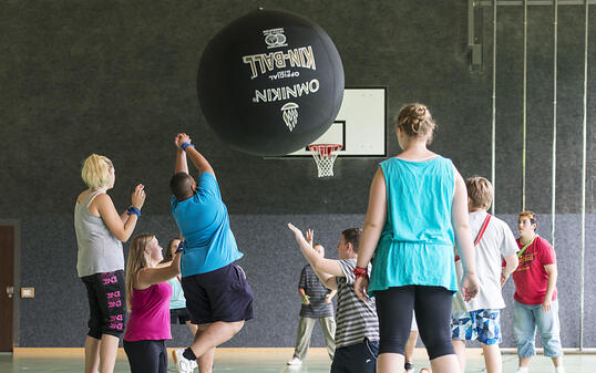 Gerade übergewichtige Kinder sollten besonders auf gesunde Ernährung und körperliche Aktivität achten. (Symbolbild)
