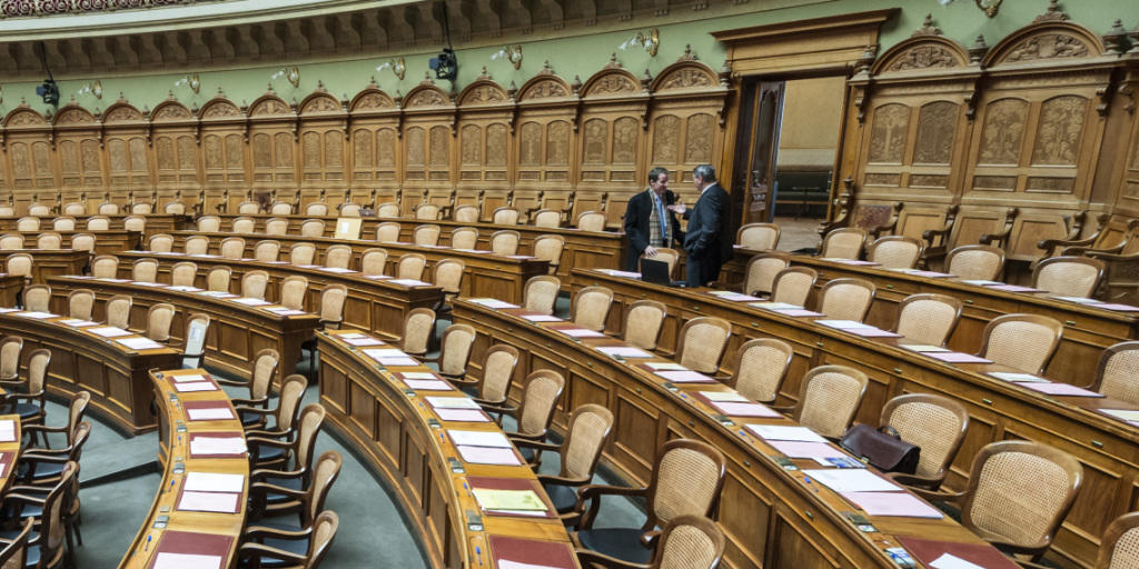 Ab heute Montag kommt wieder Leben in den Nationalrats-Saal. Wichtigste Themen der Herbstsession sind die Umsetzung der Masseneinwanderungsinitiative und die Reform der Altersvorsorge. (Archivbild)