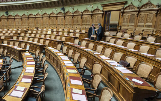 Ab heute Montag kommt wieder Leben in den Nationalrats-Saal. Wichtigste Themen der Herbstsession sind die Umsetzung der Masseneinwanderungsinitiative und die Reform der Altersvorsorge. (Archivbild)