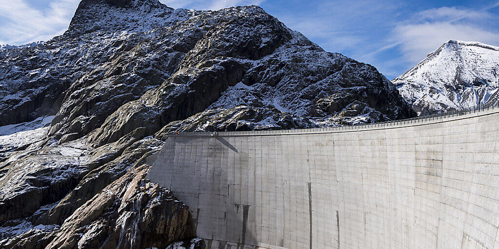 Zwei Drittel des Stroms aus Schweizer Steckdosen stammen aus der Grosswasserkraft. Sonnen- und Windenergie spielen im Strom-Liefermix immer noch eine kleine Rolle.