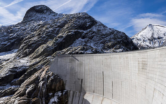 Zwei Drittel des Stroms aus Schweizer Steckdosen stammen aus der Grosswasserkraft. Sonnen- und Windenergie spielen im Strom-Liefermix immer noch eine kleine Rolle.