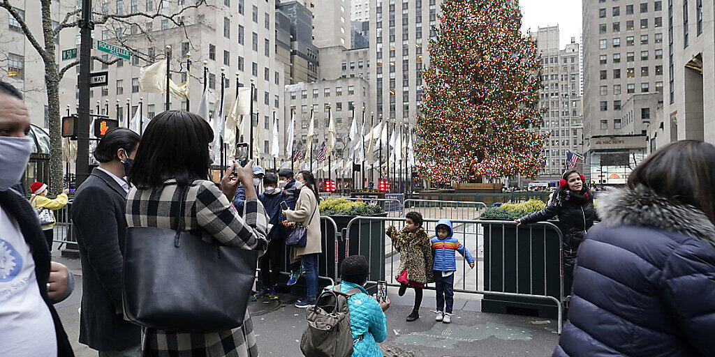 Eine der wenigen Konstanten im Vergleich zum vorherigen Jahr: der Weihnachtsbaum am Rockefeller Center. Nach einem der düstersten Jahre in der Geschichte New Yorks blickt die Metropole nach vorne. Foto: Kathy Willens/AP/dpa
