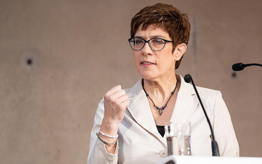 CDU-Chefin Annegret Kramp-Karrenbauer kann sich nicht vorstellen, dass ihre Partei und die rechtspopulistische AfD jemals koalieren. Sie will ein Kooperationsverbot in der Partei verankern lassen. (Archivbild)