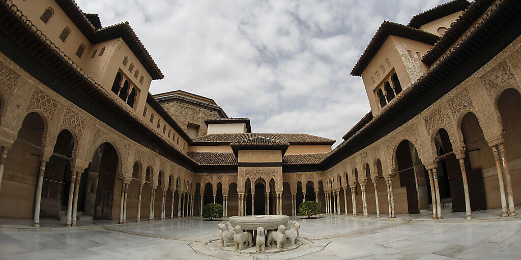 ARCHIV - Blick auf den Löwenhof (Patio de los Leones) der Alhambra in Granada. Foto: Álex Cámara/Europapress/dpa