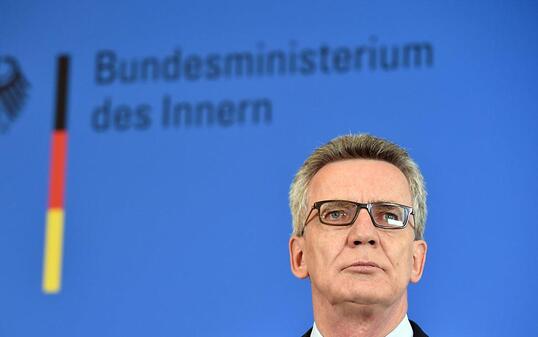 Die Union sieht Handlungsbedarf bei der Integration von Ausländern: Die fordert nach einem Treffen unter der Leitung von CSU-Innenminister de Mazière ein Burka-Verbot in bestimmten öffentlichen Bereichen.