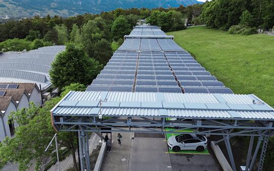 Erstes Solarfaltdach in Liechtenstein erfolgreich in Betrieb genommen