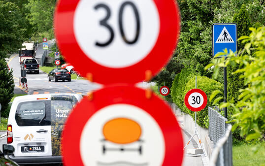 240524 Baustelle Umfahrung Vaduz, Bild aufgenommen in Vaduz am 24.05.2024 
- Schild, Warnung, Verkehrsschild, Verkehrstafel, Tafel