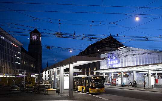 Blick auf den am 31. August eingeweihten neuen St. Galler Bahnhofplatz mit der markanten SBB-Ankunftshalle in Form eines Glaskubus.