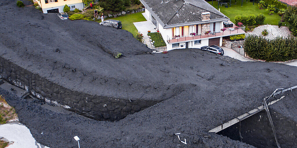 Naturereignisse - im Bild ein Erdrutsch in Chamoson VS - dürften in den kommenden Jahren weiter zunehmen. Der Bundesrat hat deshalb einen weiteren Aktionsplan zur Anpassung an den Klimawandel verabschiedet. (Archivbild)