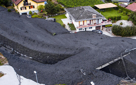 Naturereignisse - im Bild ein Erdrutsch in Chamoson VS - dürften in den kommenden Jahren weiter zunehmen. Der Bundesrat hat deshalb einen weiteren Aktionsplan zur Anpassung an den Klimawandel verabschiedet. (Archivbild)