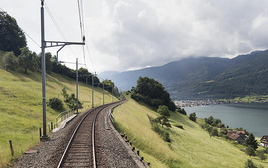 Die Bahnstrecke am östlichen Zugersee-Ufer wird ausgebaut und saniert und deswegen für eineinhalb Jahre gesperrt. Die Reisezeit zwischen der Deutschschweiz und dem Tessin verlängert sich um bis zu 15 Minuten. (Archivbild)