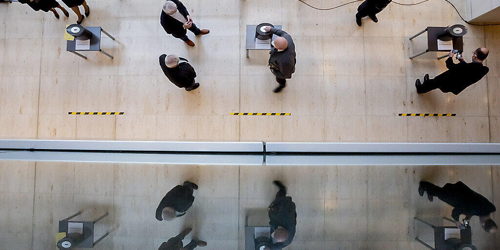 dpatopbilder - Ein Abgeordneter stimmt bei der namentlichen Schlussabstimmung über das Haushaltsgesetz 2021 im Bundestag ab. Foto: Christoph Soeder/dpa