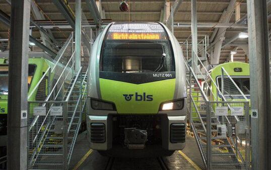 S-Bahn-Züge stehen in einem Depot der BLS (Archiv)