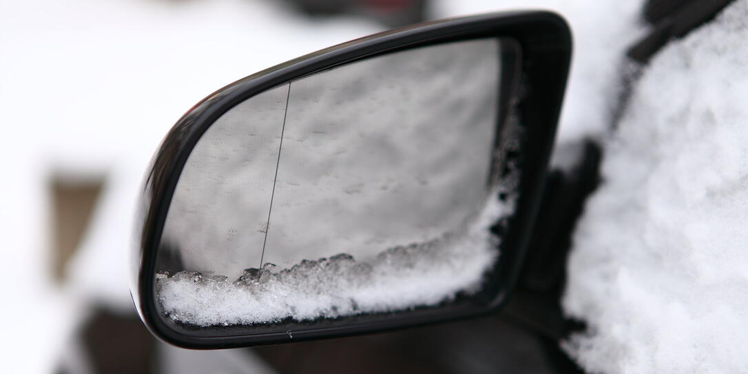 Andere, Autos, Außenaufnahme, Fotografisches, Gegenstände, Nahaufnahme, Natur, Objekte, Pkws, Rückspiegel, Schnee, Symbole, Symbolik, Transport, Umwelt, Zeichen, artikel, aussen, aussenaufnahme, aussenspiegel, auto, automobil, automobile, autos, außen,