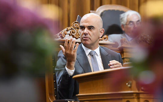 Sozialminister Alain Berset setzt bei der aktuellen IV-Revision bei den Jungendlichen und psychisch Kranken an. Der Ständerat hat die Vorlage gutgeheissen. (Archivbild)