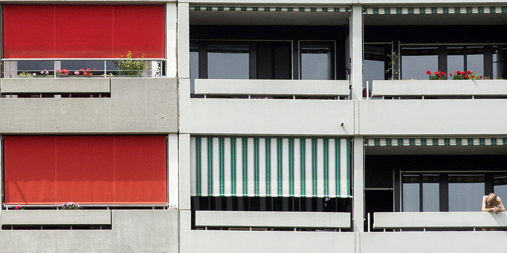 National- und Ständerat wollen zur Bekämpfung von Missbrauch die Überwachung von Versicherten zulassen. IV-Rentner oder Krankenversicherte sollen auch auf ihrem Balkon beobachtet werden dürfen. (Symbolbild)