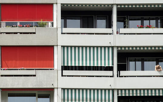 National- und Ständerat wollen zur Bekämpfung von Missbrauch die Überwachung von Versicherten zulassen. IV-Rentner oder Krankenversicherte sollen auch auf ihrem Balkon beobachtet werden dürfen. (Symbolbild)