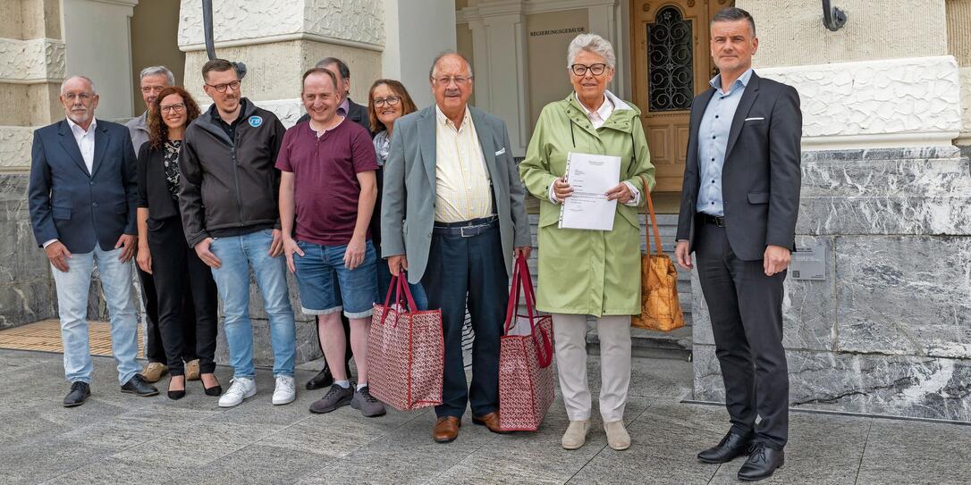 Unterschriftenübergabe Referendum Nein zum IWF-Beitritt, Vaduz