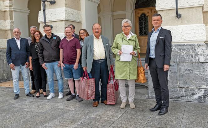 Unterschriftenübergabe Referendum Nein zum IWF-Beitritt, Vaduz