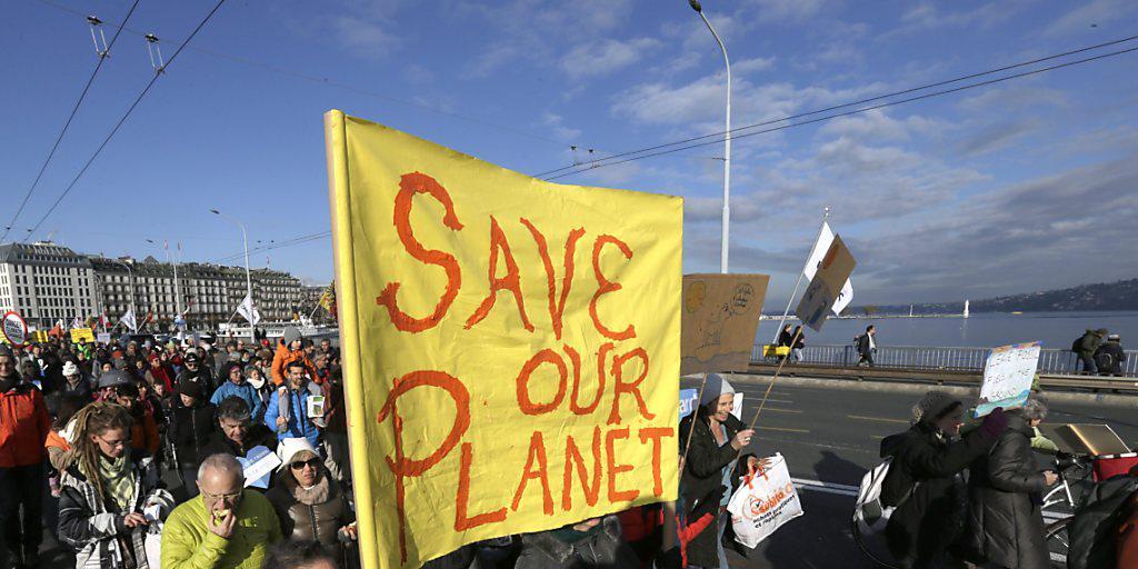 "Save our planet" - "Rettet unseren Planeten": Mit solchen und ähnlichen Forderungen gingen am Samstag in Genf Tausende für einen besseren Klimaschutz auf die Strasse.