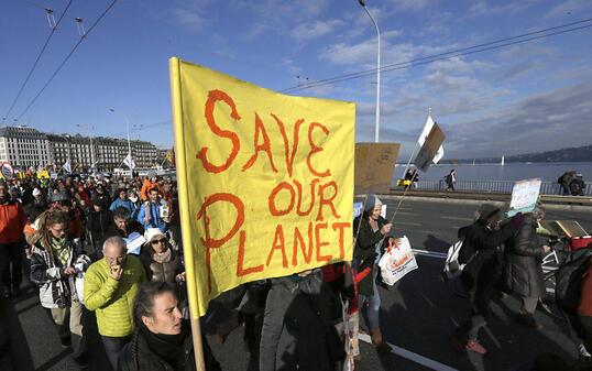 "Save our planet" - "Rettet unseren Planeten": Mit solchen und ähnlichen Forderungen gingen am Samstag in Genf Tausende für einen besseren Klimaschutz auf die Strasse.