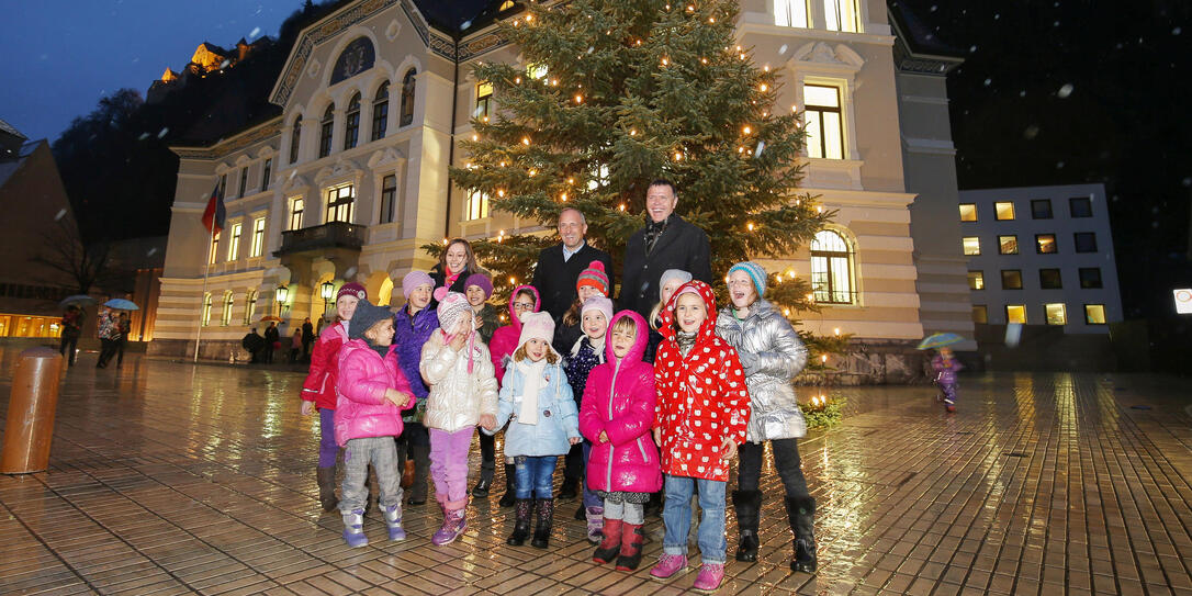 Uebergabe Maurer Weihnachtsbaum