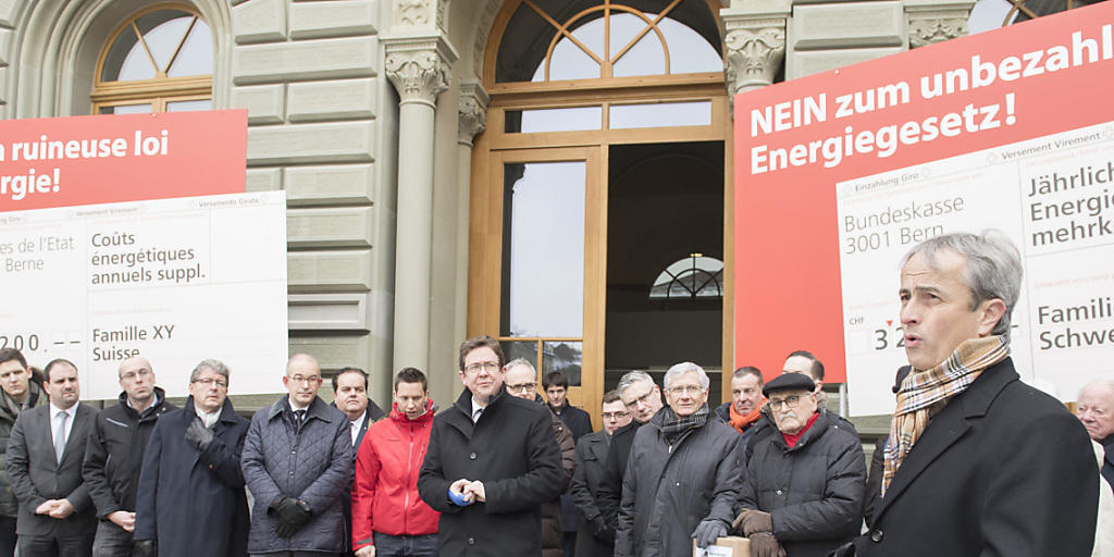 Aus Sicht der SVP ist die Energiestrategie zu teuer. Am Donnerstag hat sie die Unterschriften zum Referendum eingereicht.