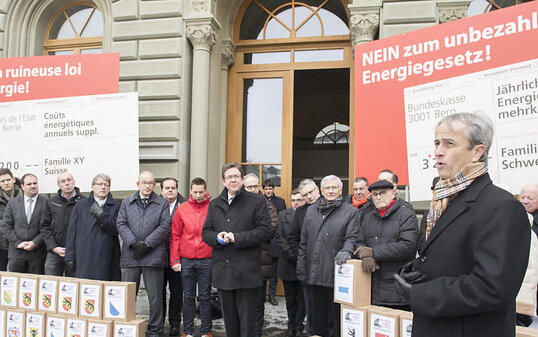 Aus Sicht der SVP ist die Energiestrategie zu teuer. Am Donnerstag hat sie die Unterschriften zum Referendum eingereicht.