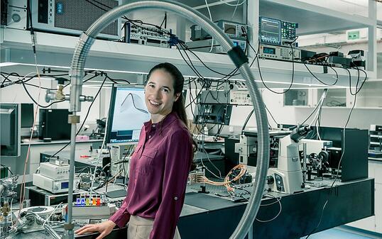 ETH-Professorin Vanessa Wood erforscht, wie sich die elektrischen und optischen Eigenschaften von Nanomaterialien verbessern lassen. Dabei geht es auch darum, Lebensdauer und Ladegeschwindigkeit künftiger Batterien zu verbessern.