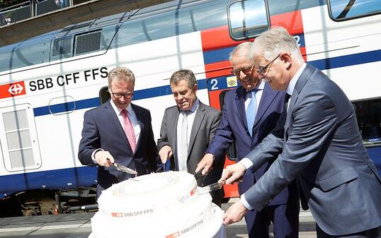 SBB-Chef Andreas Meyer, der Zürcher Finanzdirektor Ernst Stocker, alt Bundesrat Adolf Ogi und ZVV-Direktor Franz Kagerbauer schneiden gemeinsam den Jubiläumskuchen an