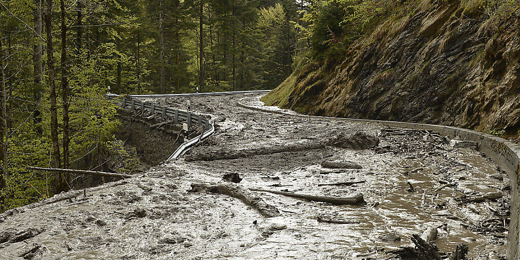 Überschwemmungen, Murgänge, Hitze und Schäden an der Infrastruktur: Die Bewältigung des Klimawandels wird laut einer Studie von Bund und Swiss Economics Milliarden kosten. (Archivbild)