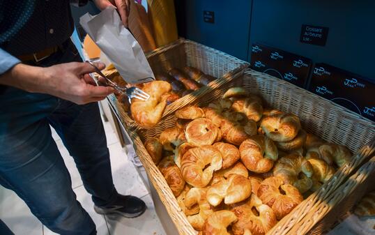 CROISSANT, GIPFELI, BROT, BACKWAREN,