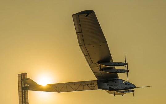 Das Solarflugzeug "Solar Impulse 2" auf einem Testflug in Hawaii. (Archiv)