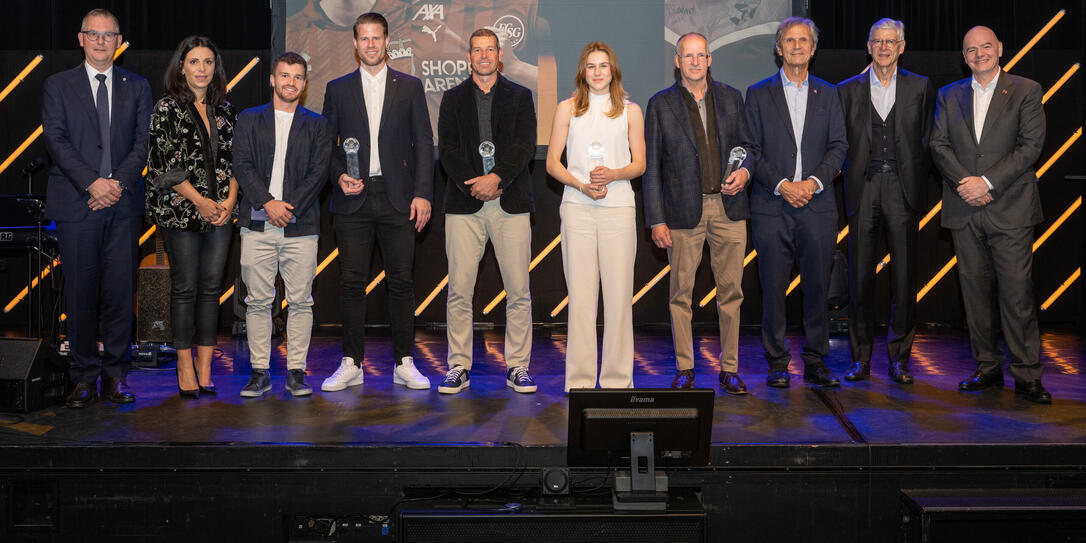 Das Gruppenbild zum Schluss mit allen Gewählten, Geehrten sowie den national und international bekannten Perönlichkeiten, die gestern den LFV-Award zelebrierten.