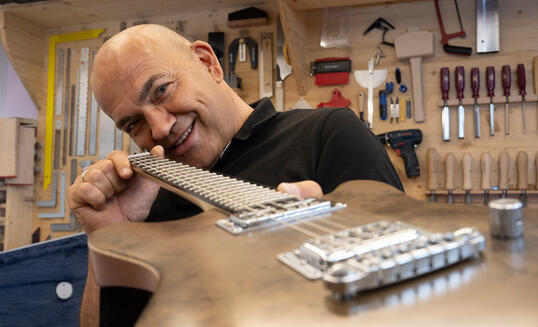 Porträt für Made in Liechtenstein, E-Gitarrenbauer Franz Daucher, Schaan