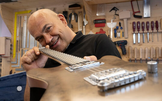 Porträt für Made in Liechtenstein, E-Gitarrenbauer Franz Daucher, Schaan