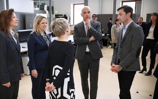 Bundesrat Alain Berset (2.v.r.) bei seinem Besuch im Februar an der Universität Vaduz. Das "Ländle" hat europaweit mit Abstand am meisten im Ausland Studierende, nämlich 88,4 Prozent. Die Schweiz steht mit 17,7 Prozent auf Platz 5 der Eurostat-Liste der mobilen Studierenden.