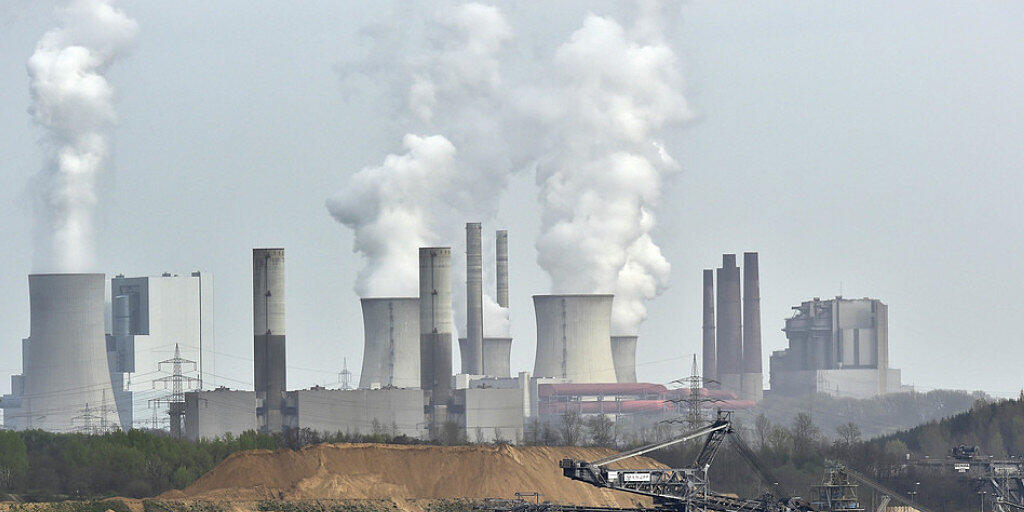 Kohlekraftwerk und Kohleabbau in der Mine Garzweiler nahe der deutschen Stadt Grevenbroich. Laut dem UNO-Umweltprogramm müssen 80 bis 90 Prozent der weltweiten Kohlereserven im Boden bleiben, wenn die Klimaziele erreicht werden sollen. (Archivbild)