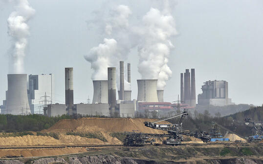 Kohlekraftwerk und Kohleabbau in der Mine Garzweiler nahe der deutschen Stadt Grevenbroich. Laut dem UNO-Umweltprogramm müssen 80 bis 90 Prozent der weltweiten Kohlereserven im Boden bleiben, wenn die Klimaziele erreicht werden sollen. (Archivbild)