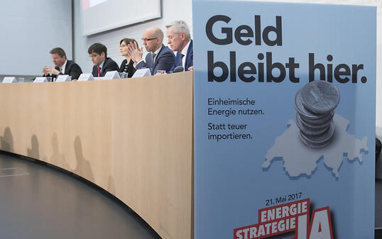 Die Befürworter der Energiestrategie haben gut drei Wochen vor der Abstimmung weiterhin die Nase vorn. (Archivbild)