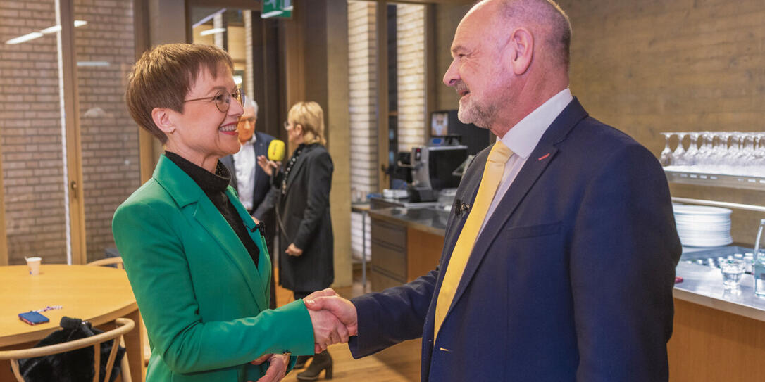 Die VU gewinnt die Landtagswahlen und Brigitte Haas wird erste Regierungschefin