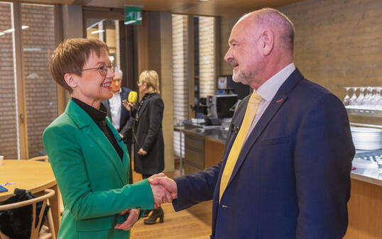 Die VU gewinnt die Landtagswahlen und Brigitte Haas wird erste Regierungschefin