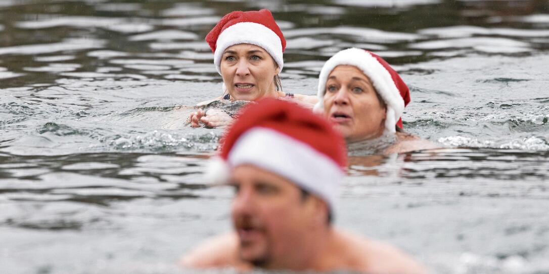 Kreative lassen ihren Gedanken freien Lauf, um mit Verkleidungen und Humor dem Eiswasser zu trotzen.