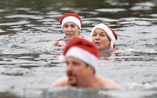 Kreative lassen ihren Gedanken freien Lauf, um mit Verkleidungen und Humor dem Eiswasser zu trotzen.