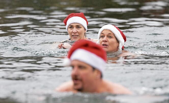 Kreative lassen ihren Gedanken freien Lauf, um mit Verkleidungen und Humor dem Eiswasser zu trotzen.